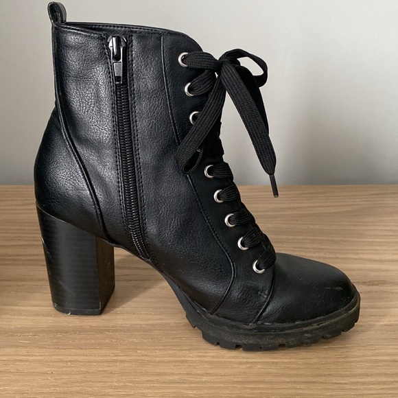 Black lace up boots - Picture 2 of 3